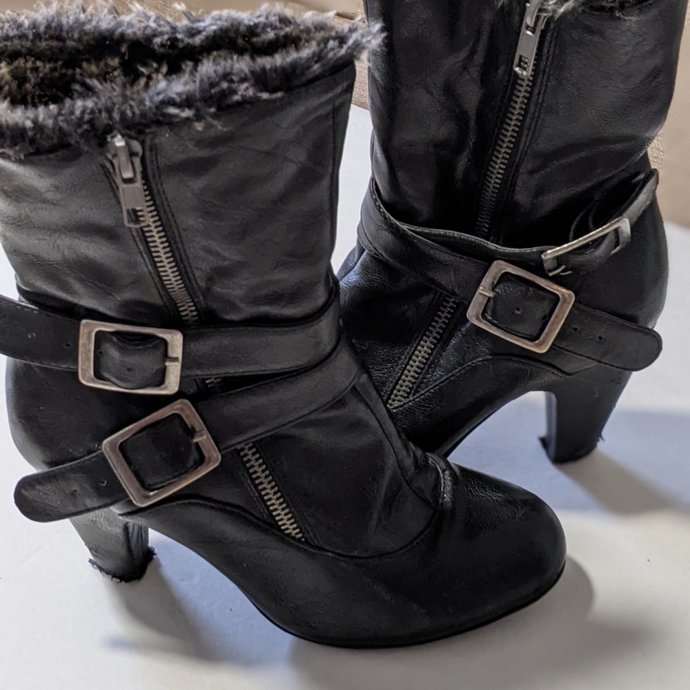 Ladies 5.5 black ankle boots w/fur & buckles.